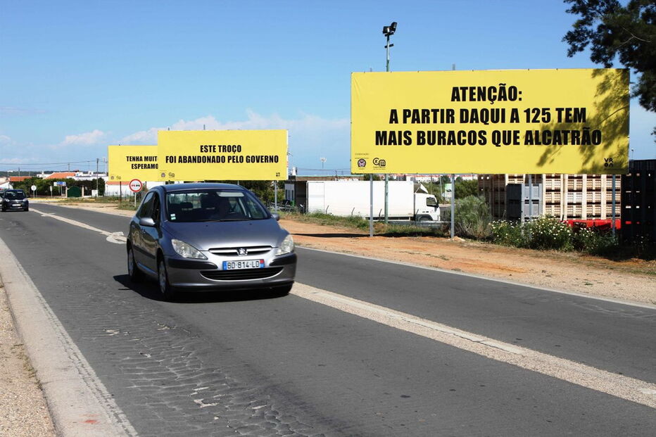 Cartazes de grandes dimensões alertam para insegurança na EN125