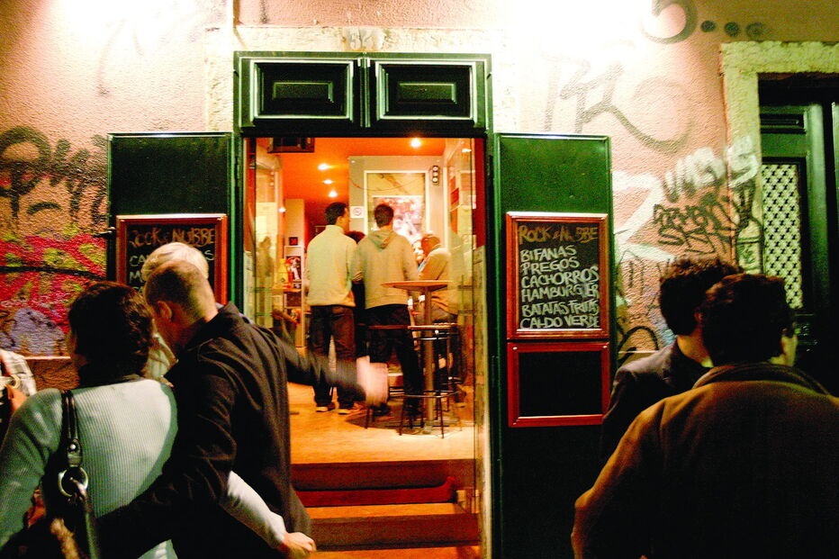 Videovigilância em Lisboa vai ser alargada do Bairro Alto, onde já existe, para as zonas do Cais do Sodré e das Docas