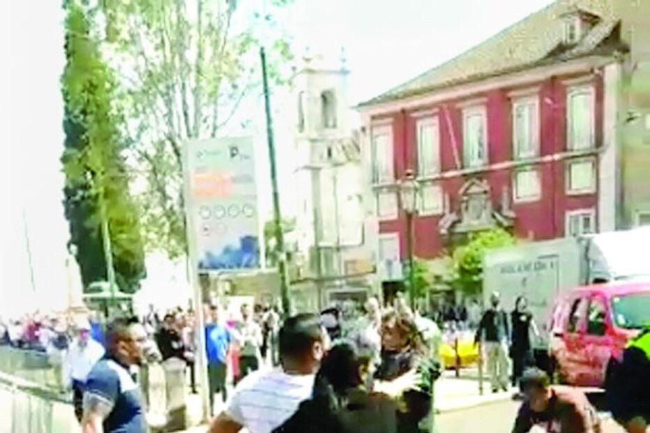 Populares ajudam vítima