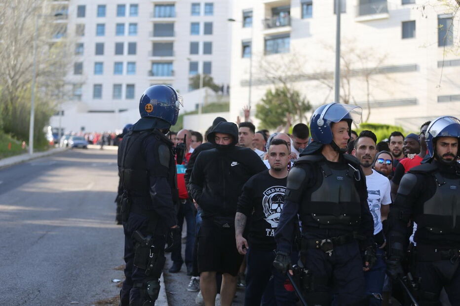 Adeptos do Benfica a caminho de Alvalade 