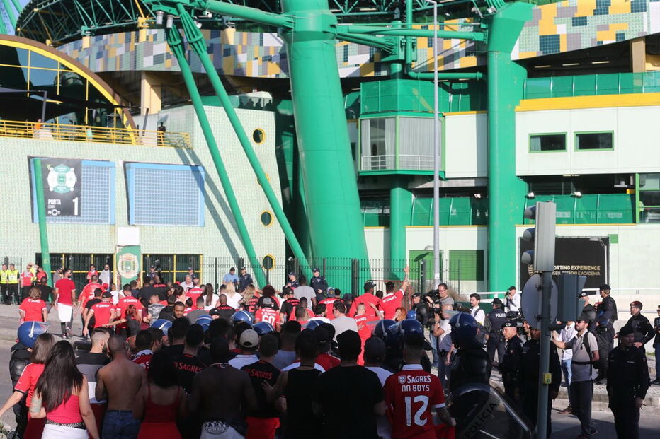 Adeptos do Benfica à chegada a Alvalade 