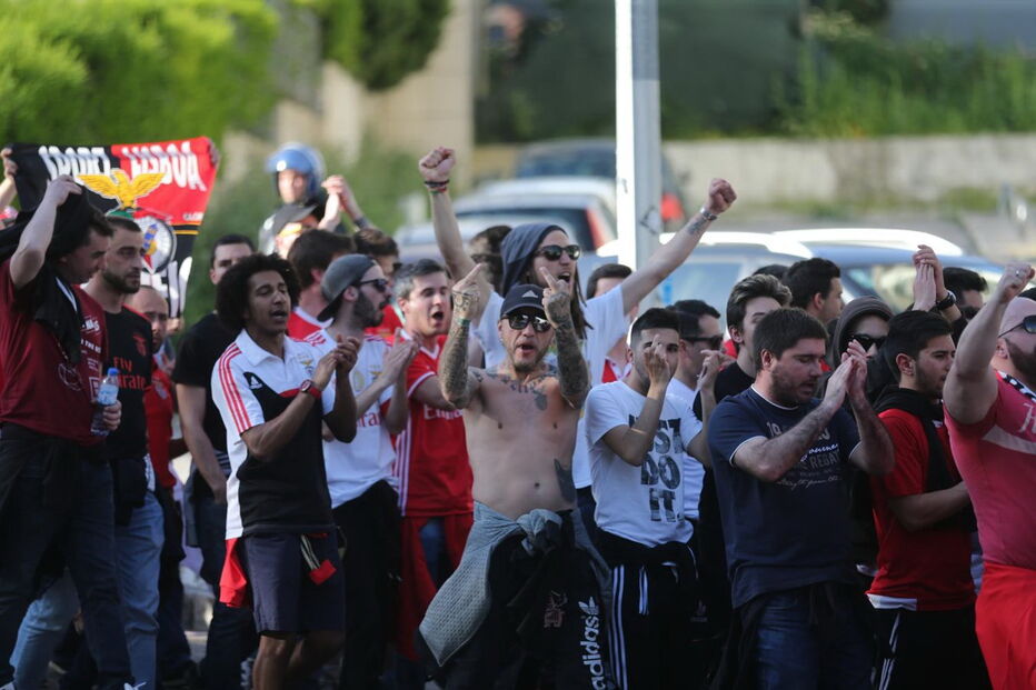 Adeptos do Benfica à chegada a Alvalade 