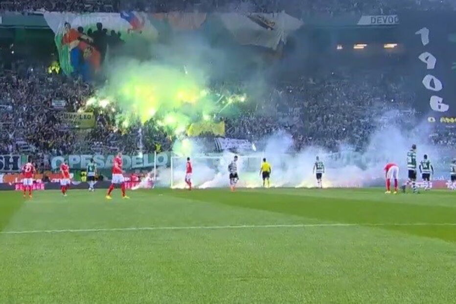 Tochas no relvado em Alvalade	