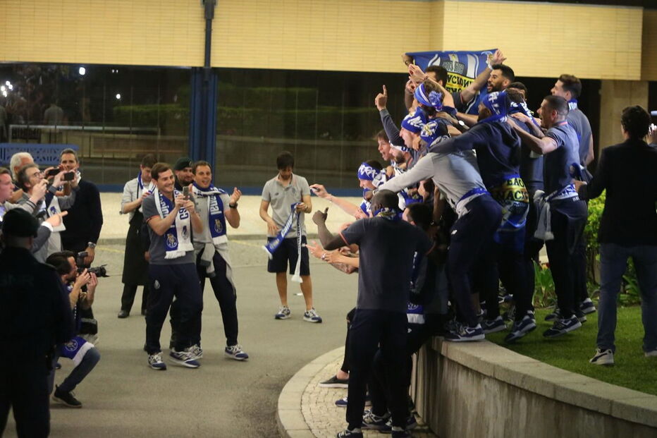 Jogadores do FC Porto fazem a festa com adeptos em Espinho