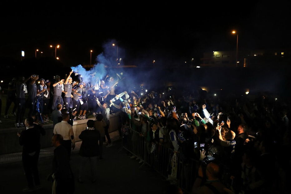 Jogadores do FC Porto fazem a festa com adeptos em Espinho