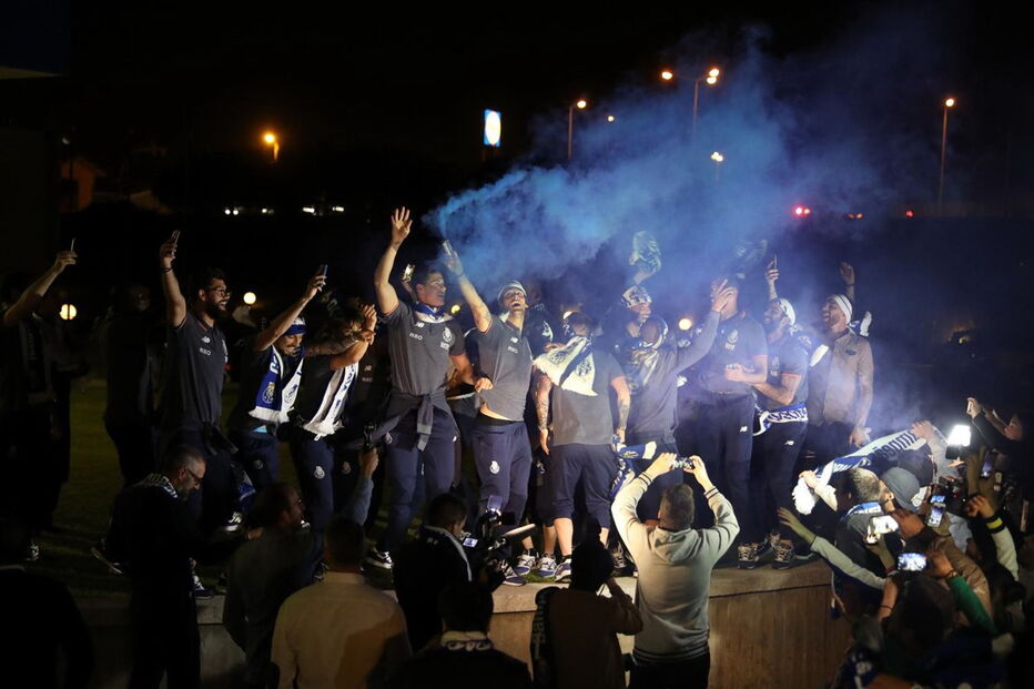 Jogadores do FC Porto fazem a festa com adeptos em Espinho