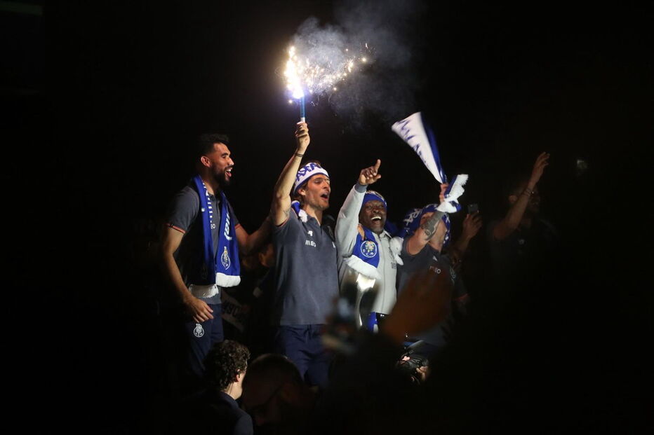 Jogadores do FC Porto fazem a festa com adeptos em Espinho