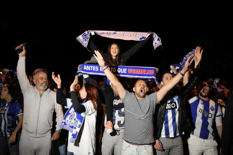 Jogadores do FC Porto fazem a festa com adeptos em Espinho