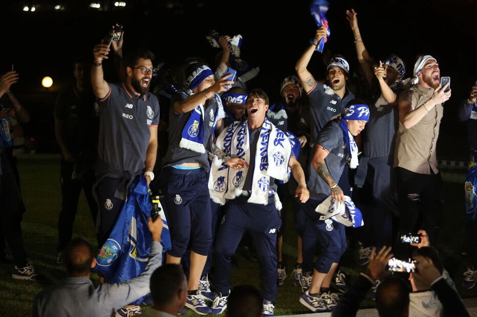 Jogadores do FC Porto fazem a festa com adeptos em Espinho