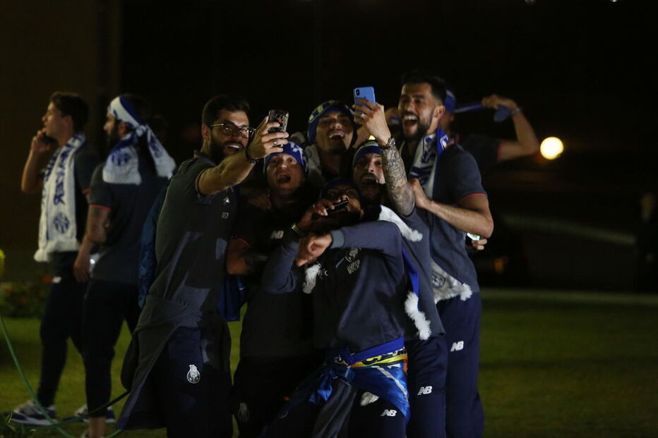 Jogadores do FC Porto fazem a festa com adeptos em Espinho