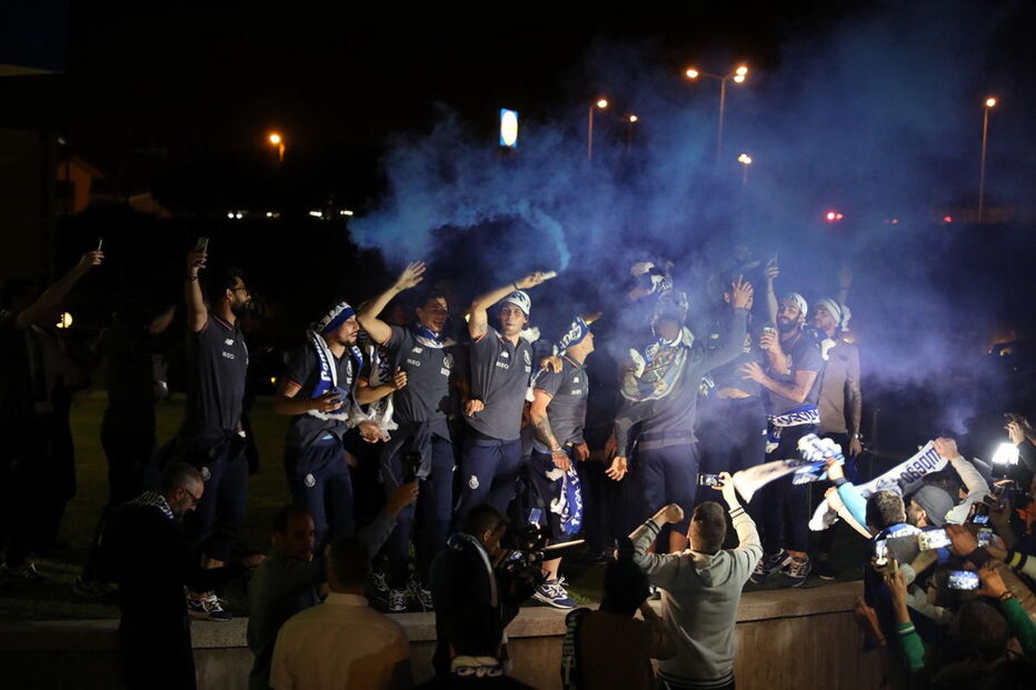 Jogadores do FC Porto fazem a festa com adeptos em Espinho