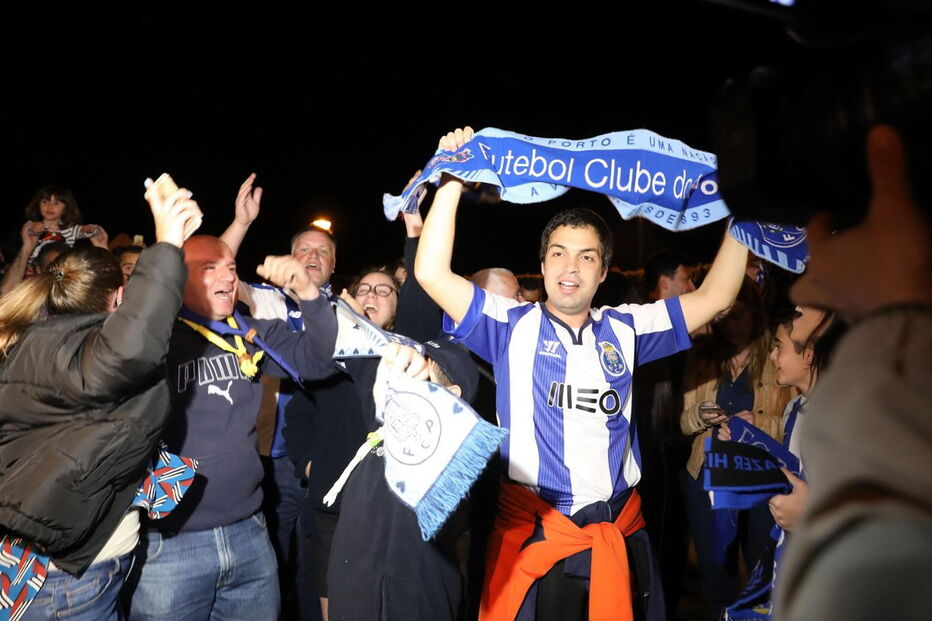 Jogadores do FC Porto fazem a festa com adeptos em Espinho