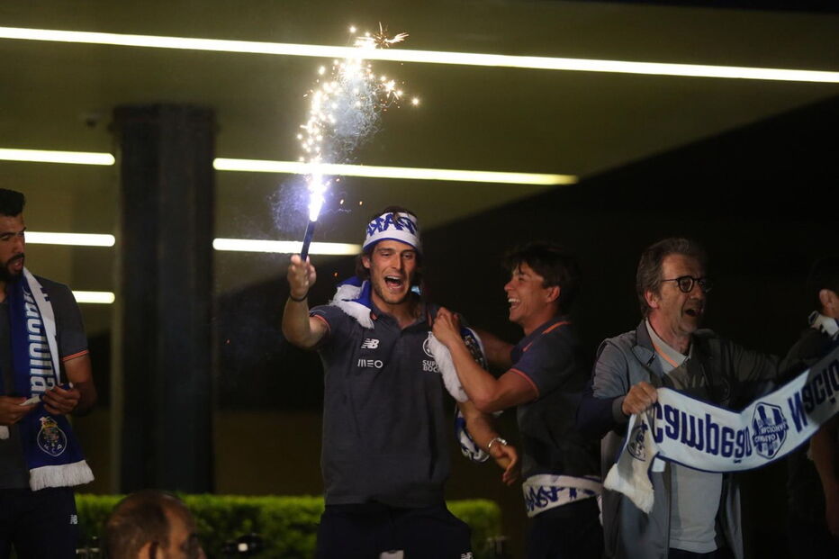 Jogadores do FC Porto fazem a festa com adeptos em Espinho