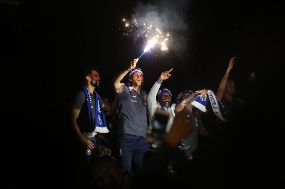 Jogadores do FC Porto fazem a festa com adeptos em Espinho