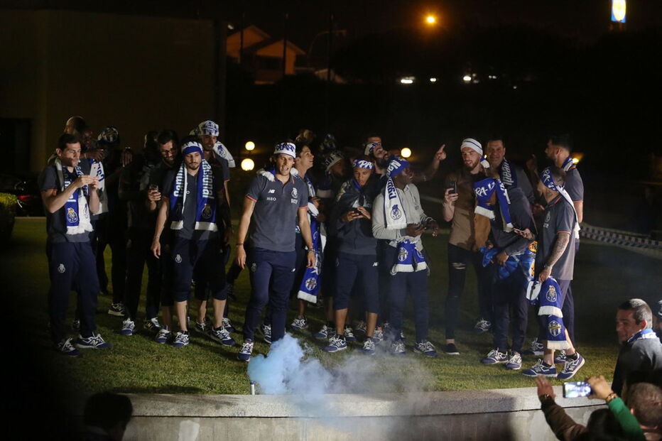 Jogadores do FC Porto fazem a festa com adeptos em Espinho