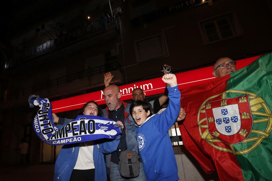 Em Lisboa, a festa fez-se junto à casa do FC Porto na capital, na av da República