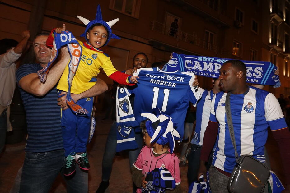 Em Lisboa, a festa fez-se junto à casa do FC Porto na capital, na av da República