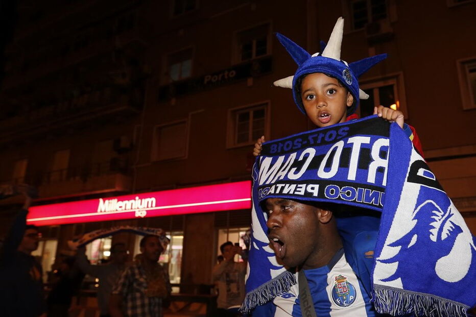 Em Lisboa, a festa fez-se junto à casa do FC Porto na capital, na av da República