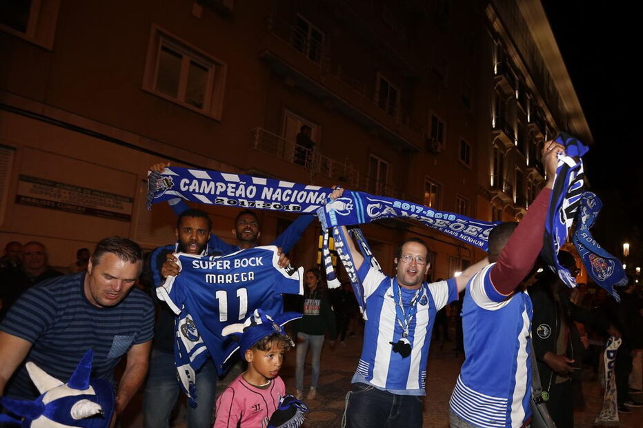 Em Lisboa, a festa fez-se junto à casa do FC Porto na capital, na av da República
