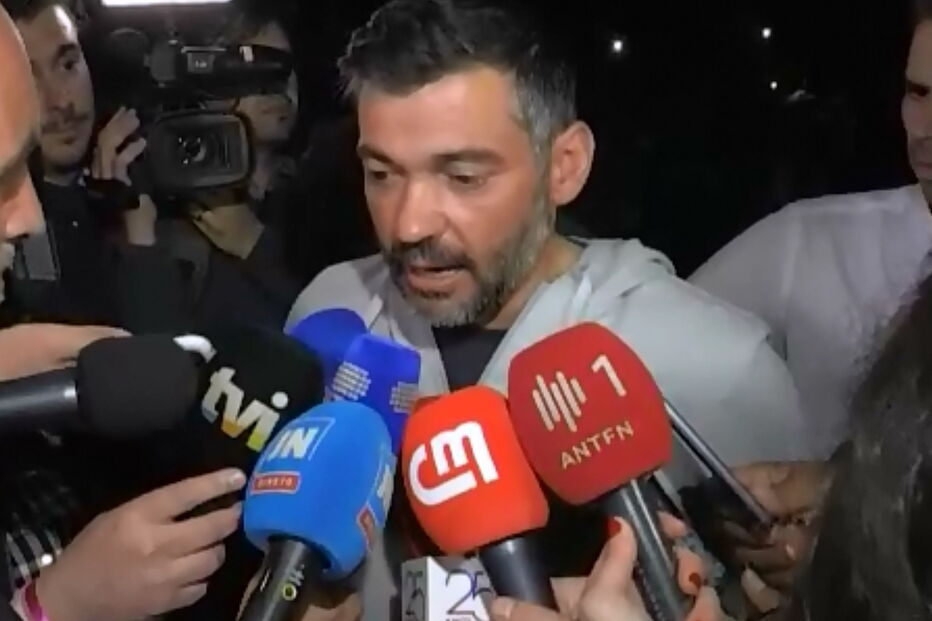 Sérgio Conceição emociona-se após a conquista do título