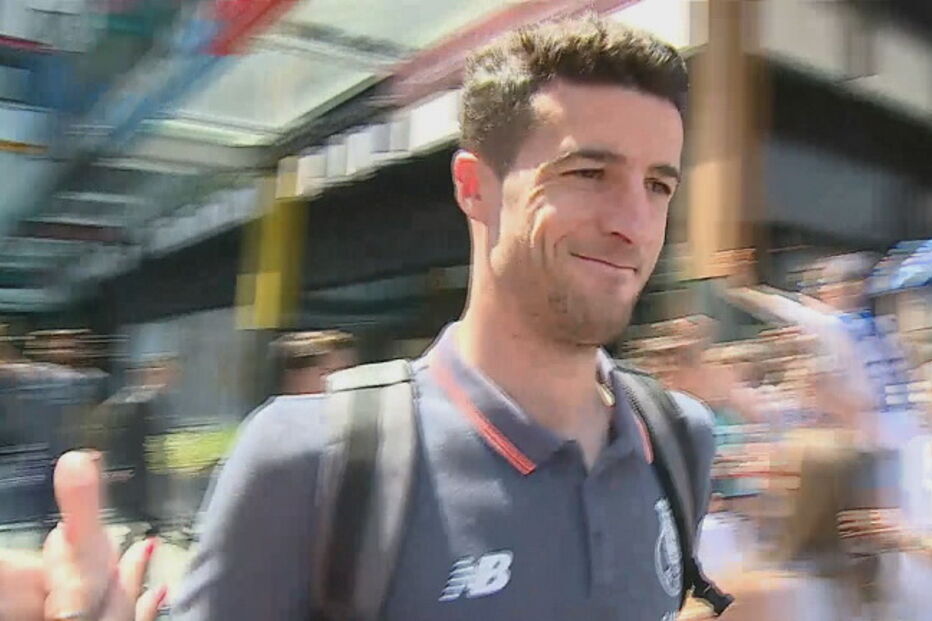 Marcano saudado pelos adeptos à saída do hotel