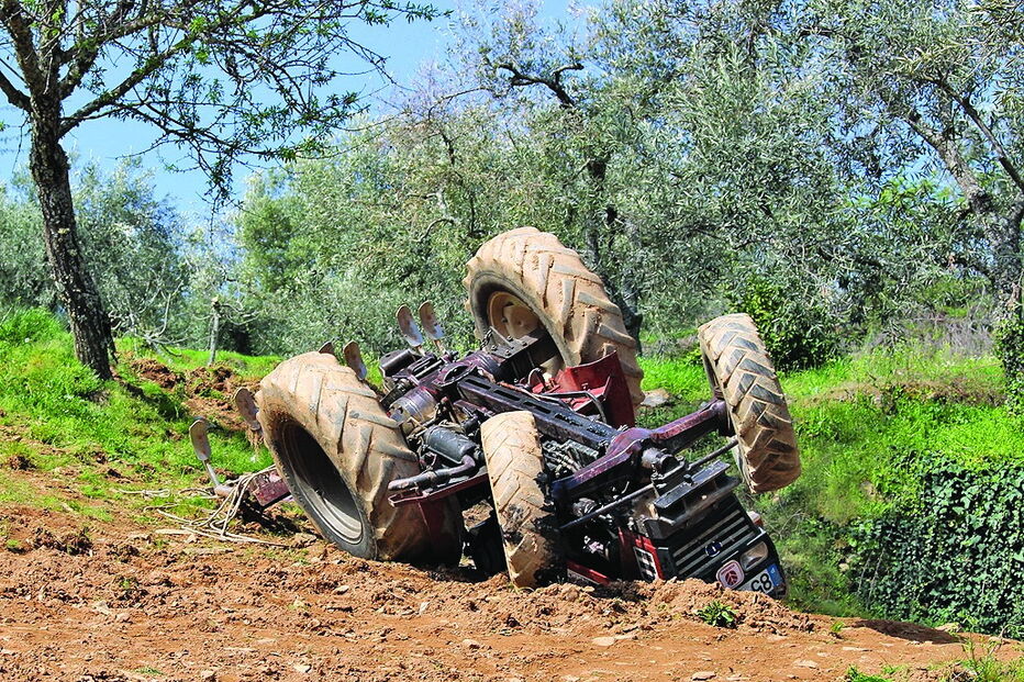 Trator acidentado