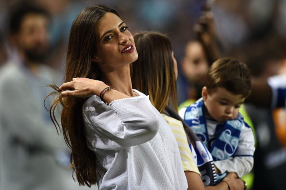 Sara Carbonero saltou para o relvado do Dragão para celebrar com Casillas