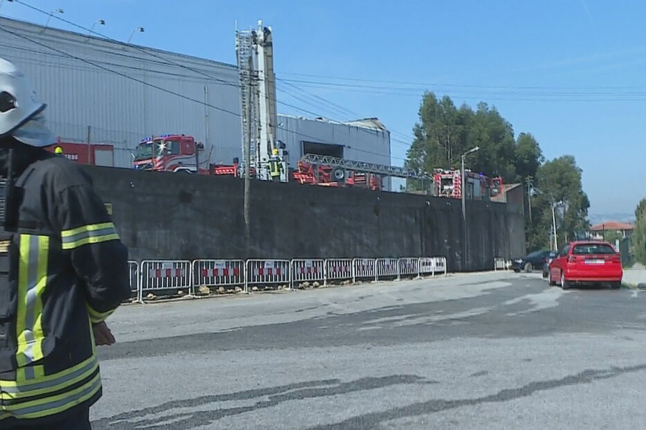 Incêndio consome fábrica de móveis em Paredes