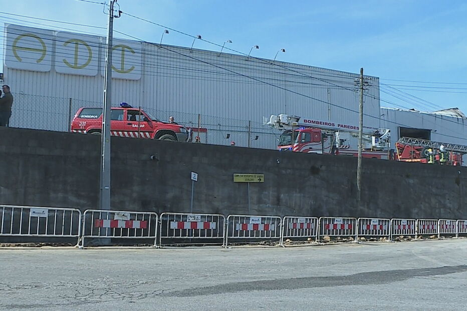 Incêndio consome fábrica de móveis em Paredes