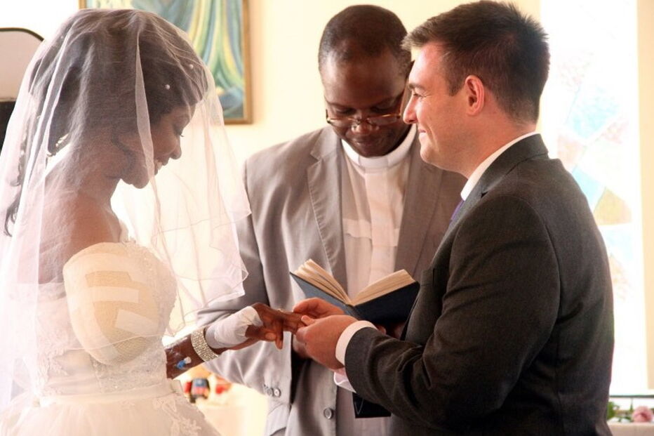 Noiva perde braço em ataque de crocodilo e casa no hospital