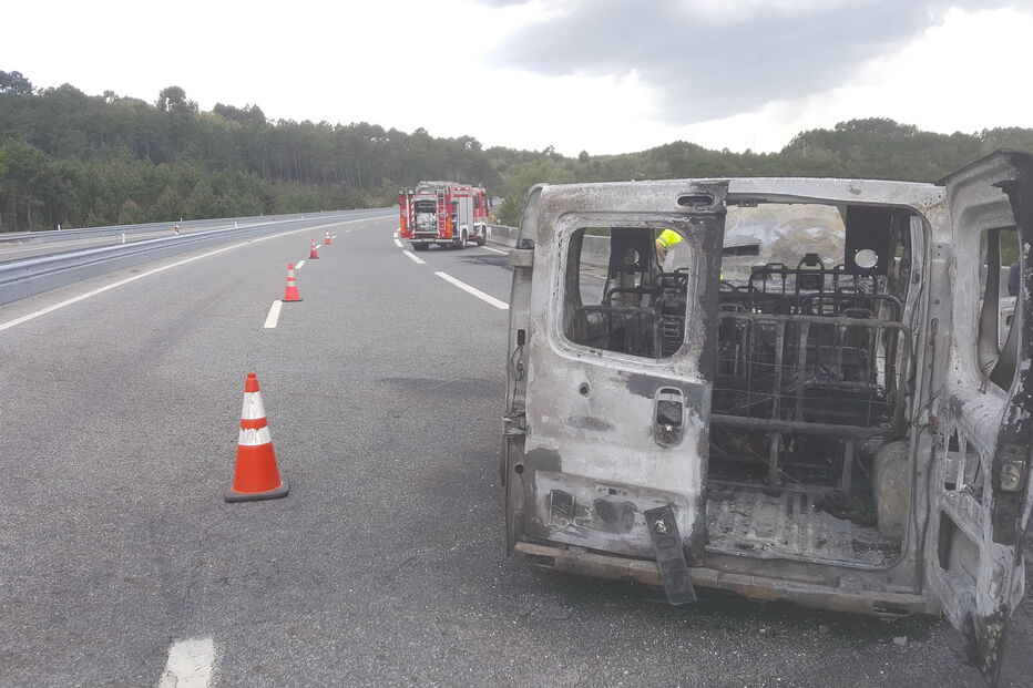 ambulancia, chamas, A24, estrada, arde