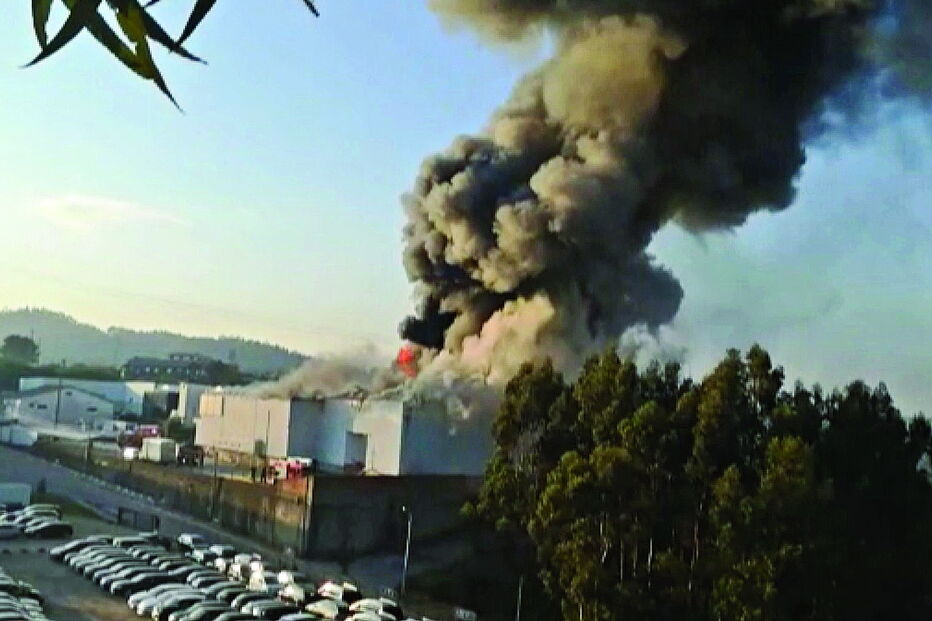 Incêndio em fábrica de móveis