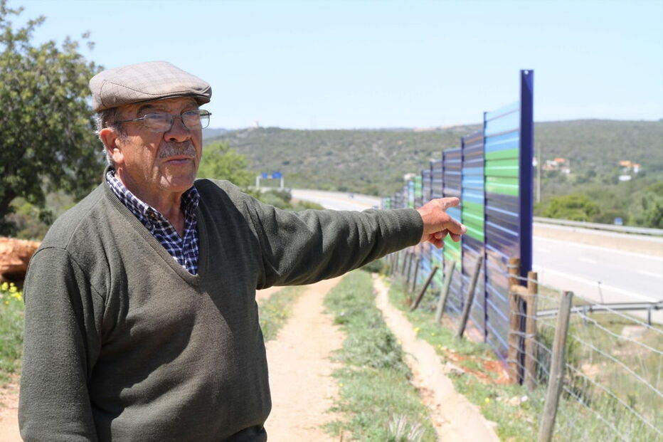 Placas mal colocadas não protegem casa de João Gonçalves do barulho da estrada, em Olhão