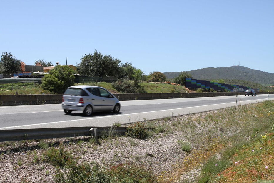 Placas mal colocadas não protegem casa de João Gonçalves do barulho da estrada, em Olhão
