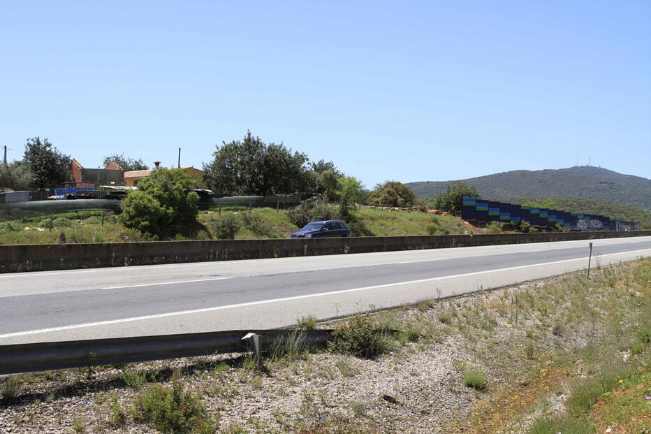 Placas mal colocadas não protegem casa de João Gonçalves do barulho da estrada, em Olhão