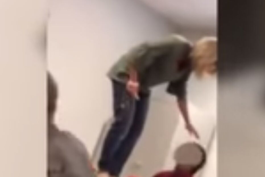 Professora filmada a acordar aluno demite-se
