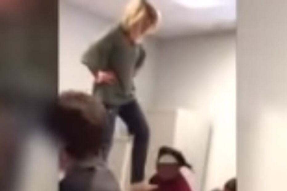 Professora filmada a acordar aluno demite-se