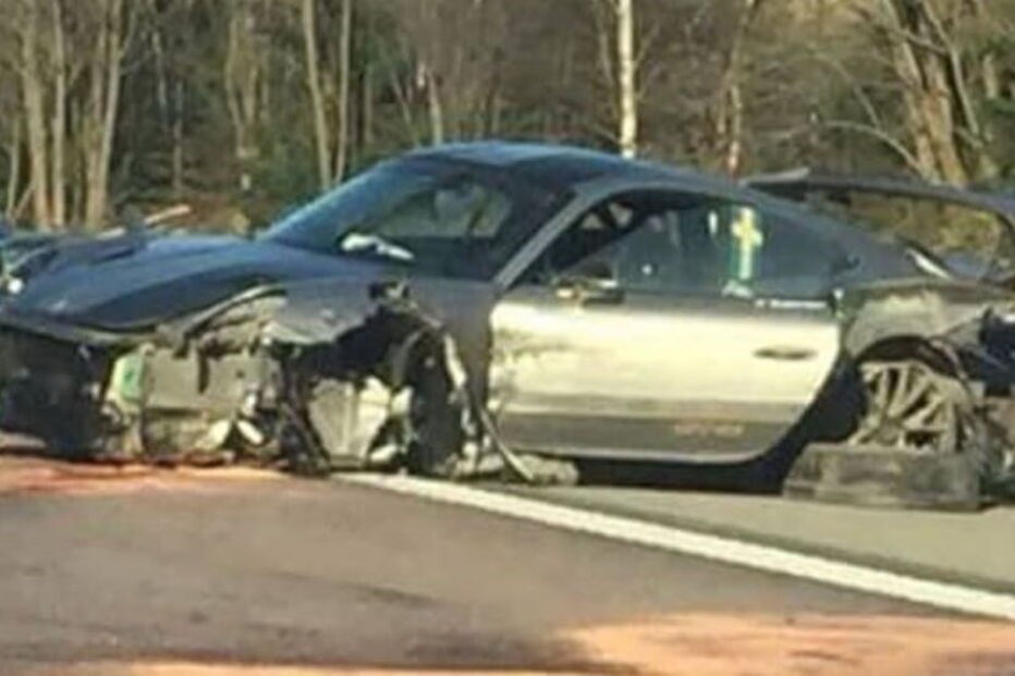 Mais um Porsche de 368 mil euros destruído em acidente