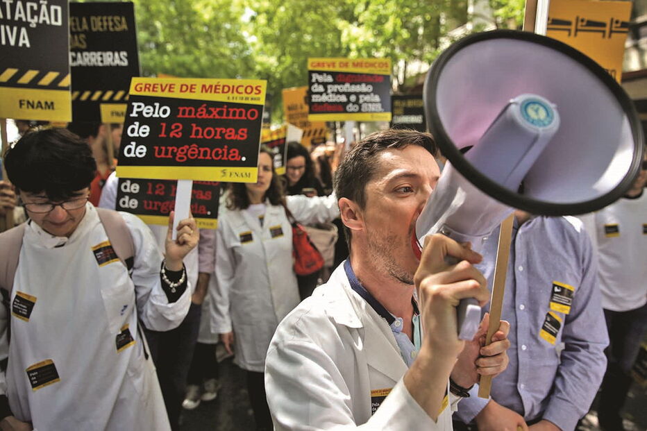 Centenas de clínicos manifestaram-se ontem à tarde junto ao Ministério da Saúde para exigirem melhores condições 