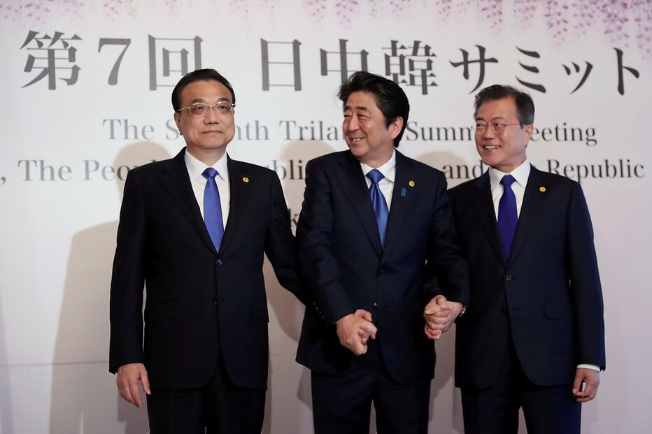 Li Keqiang, Shinzo Abe e Moon Jae-in, líderes da China, Coreia do Sul e Japão, reuniram-se em Tóquio