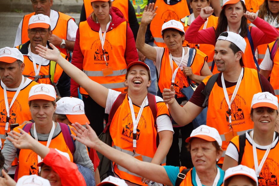 Grupo de peregrinos animados durante a procissão a pé