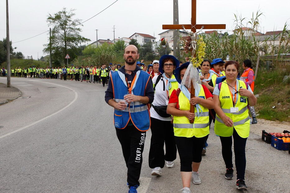 Peregrinos provenientes de Felgueiras em marcha pelas estradas de Coimbra durante a procissão