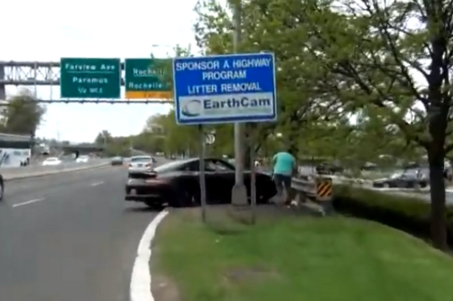 Após o embate, o condutor verificou a viatura e voltou à estrada