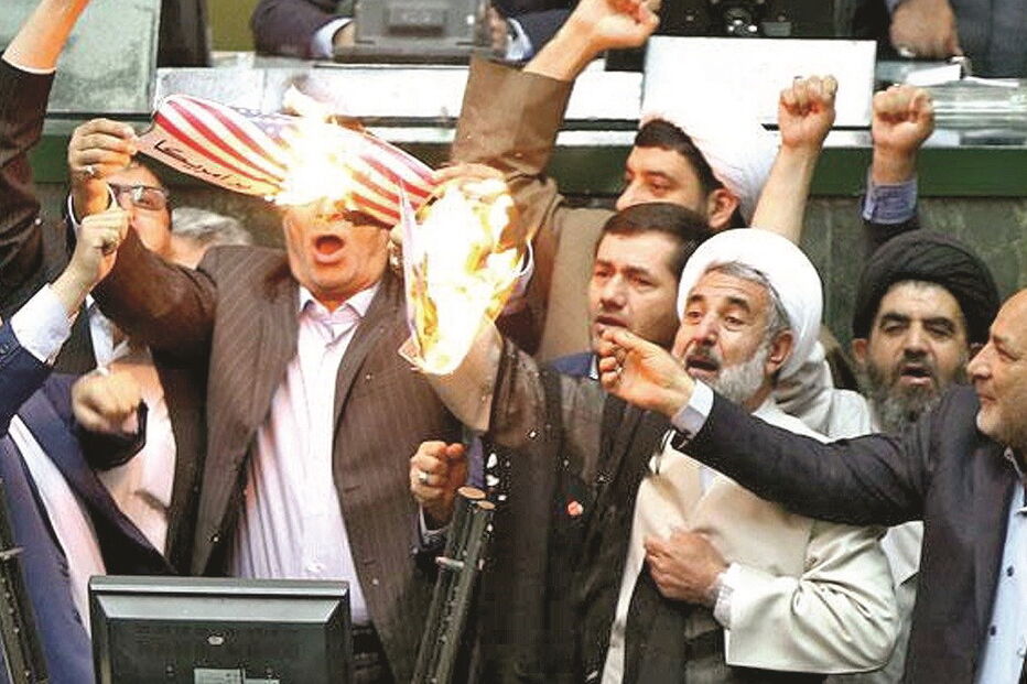 Deputados iranianos queimam a bandeira dos EUA no Parlamento de Teerão   