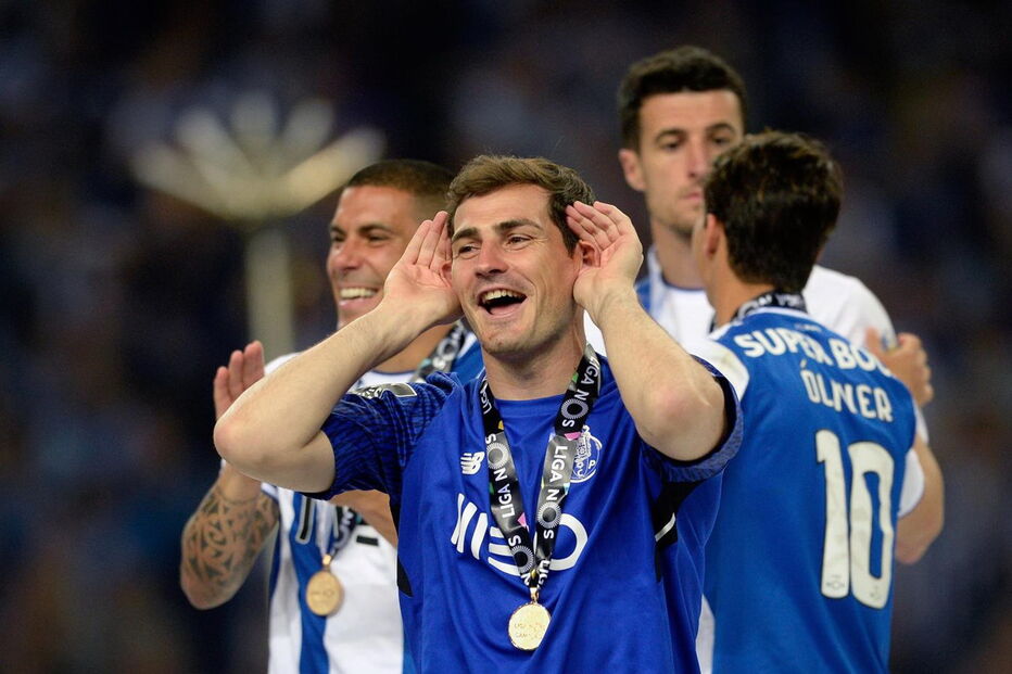 Casillas celebra o título de campeão pelo FC Porto com colegas e família