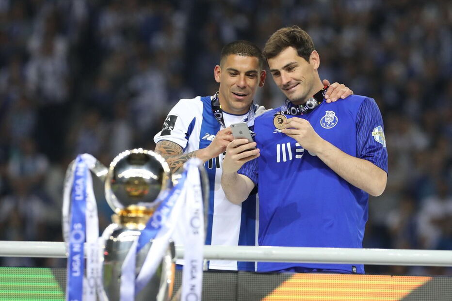 Casillas celebra o título de campeão pelo FC Porto com colegas e família