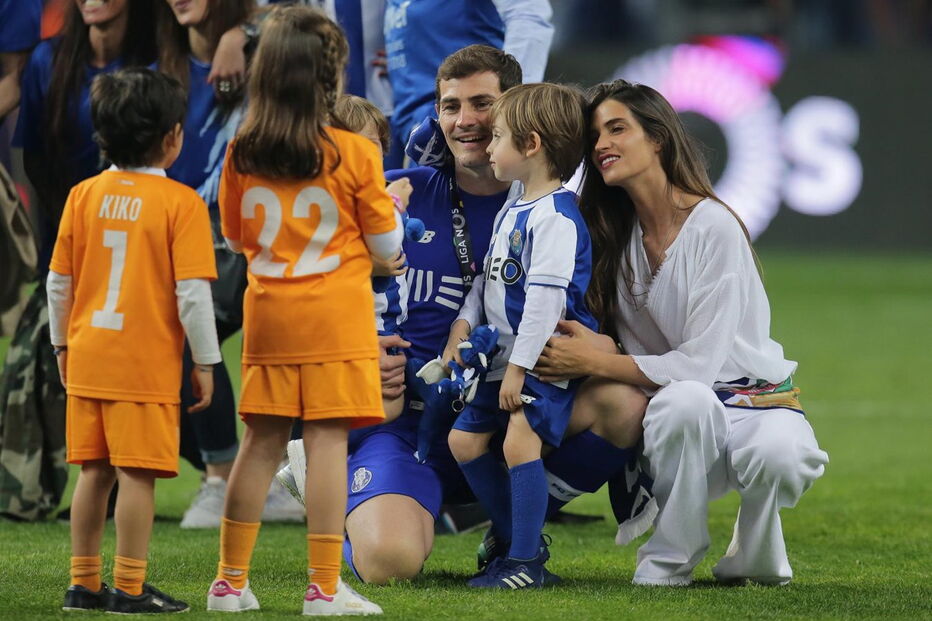 Casillas celebra o título de campeão pelo FC Porto com colegas e família