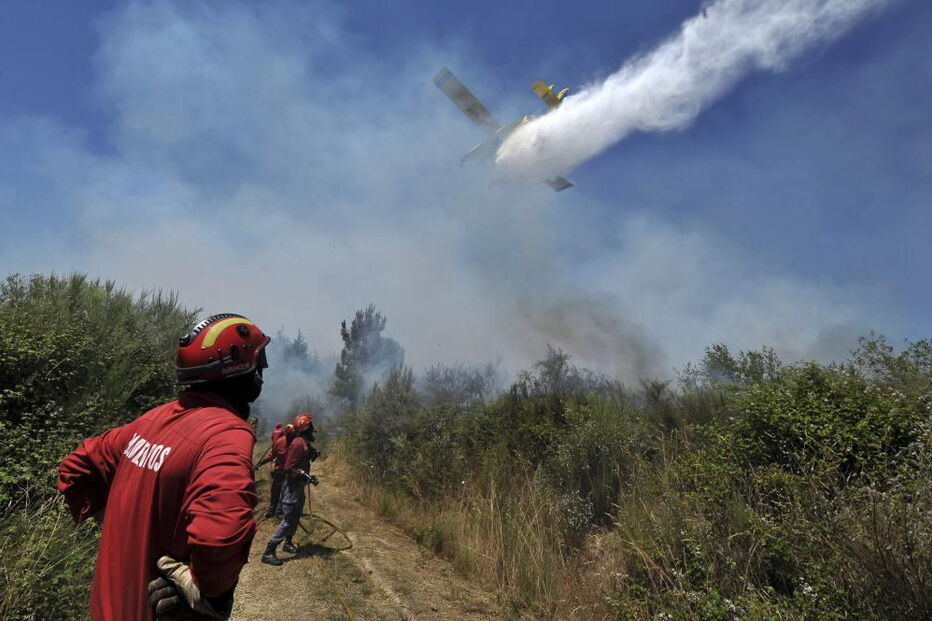 Bombeiros no combate a incêndios florestais