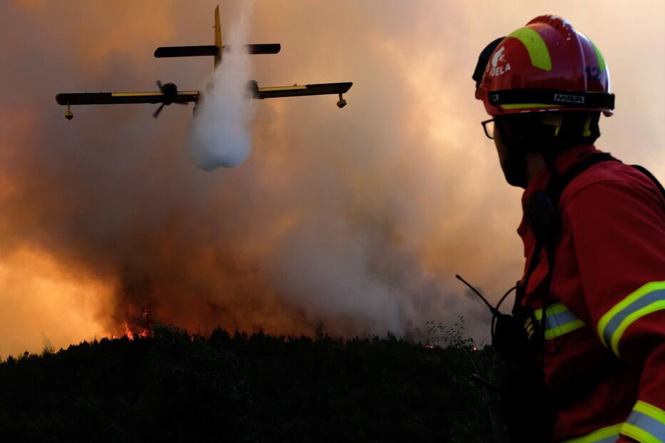 Bombeiros no combate a incêndios florestais