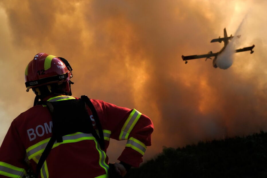 Bombeiros no combate a incêndios florestais